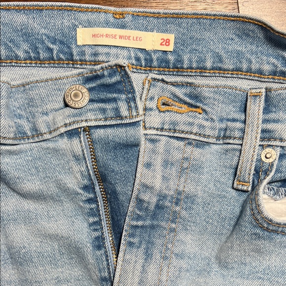 Levi's High-Rise Wide-Leg Jeans in Light Blue Denim - Picture 4 of 8